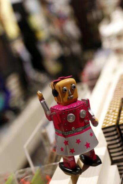 Robot futurista en la librería La Central de Callao.