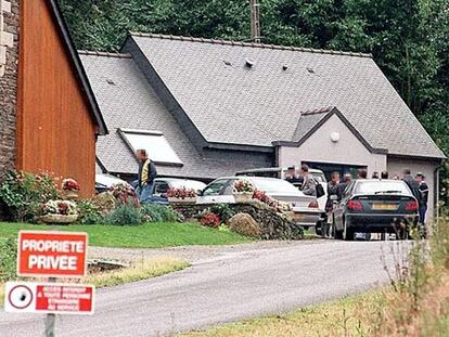 Policías franceses inspeccionan la zona de Plévin donde se produjo el robo de dinamita en 1999.