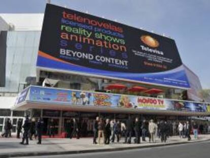 Cartel de Televisa de la 48º MIPTV, la feria más importante del mercado audiovisual, en Cannes, Francia. EFE/Archivo
