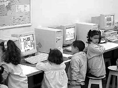 Un grupo de alumnos aprenden a utilizar los ordenadores en el aula informática de un colegio de primaria de Gijón, Asturias.