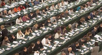 Voluntaris recollint trucades en una de les maratons de TV-3.