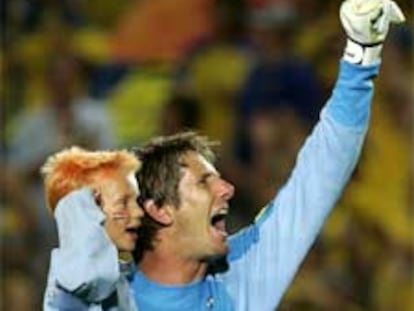 Van der Saar, el portero de Holanda, celebra el triunfo sobre Suecia con su hijo, Joe, en los brazos.