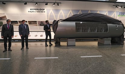 
El ministro de Ciencia e Innovación, Pedro Duque, asistió este jueves a la presentación del vehículo 'hyperloop' de la marca Zeleros, que se expondrá en el Pabellón de España en la Exposición Universal de Dubái el próximo octubre.