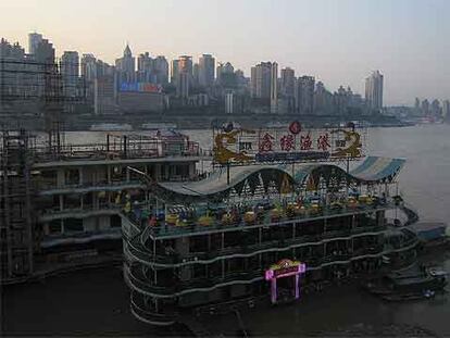 Vista de Chongqing desde la ribera norte del Jialing, uno de los ríos que bordean la ciudad.