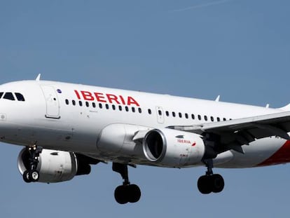 Un avión de Iberia en vuelo.