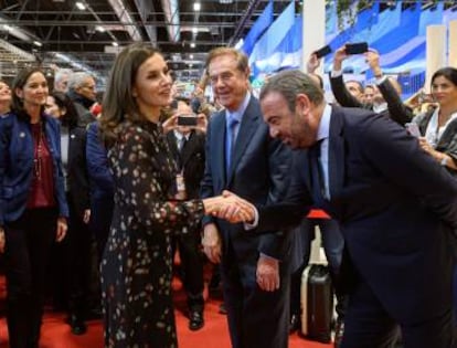 El fundador de Meliá, Gabriel Escarrer Juliá, y el consejero delegado de Meliá, Gabriel Escarrer Jaume (en primer termino), saludan a la reina Letizia en la última edición de Fitur