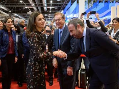 El fundador de Meliá, Gabriel Escarrer Juliá, y el consejero delegado de Meliá, Gabriel Escarrer Jaume (en primer termino), saludan a la reina Letizia en la última edición de Fitur