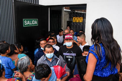 Las personas deportadas salen de la zona de aterrizaje de la Fuerza Aérea Guatemalteca.