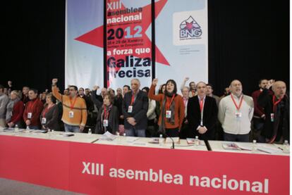 Los dirigentes del BNG cantan el himno gallego al comienzo de la 13ª asamblea nacional.