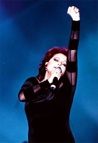 Rocío Dúrcal, durante uno de sus últimos viajes a México, en un concierto el 8 de noviembre de 2002 en el Estadio Azteca de ciudad de México.