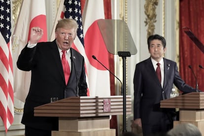 Donald Trump (EE UU) interviene durante una rueda de prensa junto al primer ministro japonés, Shinzo Abe, este lunes en el Palacio Akasaka. La visita oficial de Donald Trump llega en un momento en el que hay tiranteces comerciales entre ambos países. Durante la visita de Abe a Washington el mes pasado, el presidente estadounidense apuntó a este nuevo encuentro como el marco ideal para llegar a un acuerdo, pero según fuentes oficiales esta posibilidad se ha diluido.