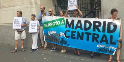 La plataforma en apoyo a Madrid Central a la entrada del Ayuntamiento.