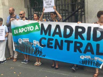 La plataforma en apoyo a Madrid Central a la entrada del Ayuntamiento.