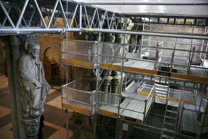 Pórtico de la Gloria cubierto por el andamio que instaló la Barrié en 2010.