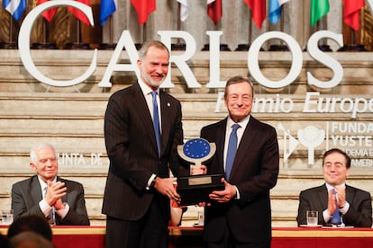 El rey Felipe VI entrega al  expresidente del Banco Central Europeo y exprimer ministro italiano, Mario Draghi, el Premio Europeo Carlos V este viernes en el monasterio de San Jerónimo de Yuste en Cuacos de Yuste (Cáceres).