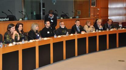 Miembros de la Asociación de Víctimas del accidente del metro acompañados de varios políticos socialistas en la Comisión de Peticiones de la Unión Europea.
