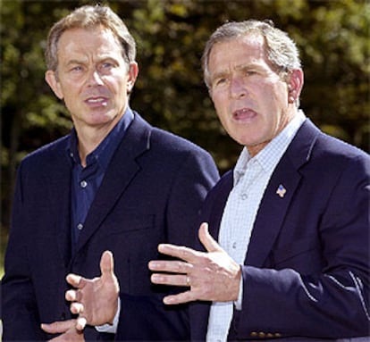 Blair y Bush contestan a los periodistas antes de su reunión.