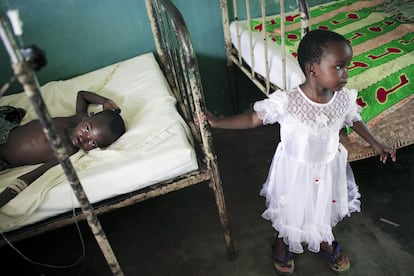 Los niños son especialmente sensibles a la malaria. Dos de cada tres muertes ocurren en las franjas de edad más tempranas. En la foto, Bamongo Godefroid, de 11 años, yace tumbado en una cama de hospital junto a su hermana pequeña. La imagen fue tomada en 2006 Lukutu, en la República Democrática del Congo, el segundo país del mundo más castigado por la enfermedad, con el 9% de los casos.