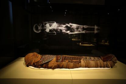 Una de las momias del Museo Arqueológico. Además de narrar la historia de España hasta rozar la edad contemporánea, el museo cuenta con salas monográficas dedicadas a la Grecia antigua y a Egipto, entre otros.
