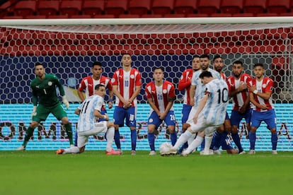 Messi cobra falta contra o Paraguai; ambos estão nas quartas da Copa América