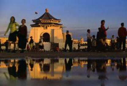 Visitantes en el Memorial Chiang Kai-chek, en Taipéi (Taiwán).