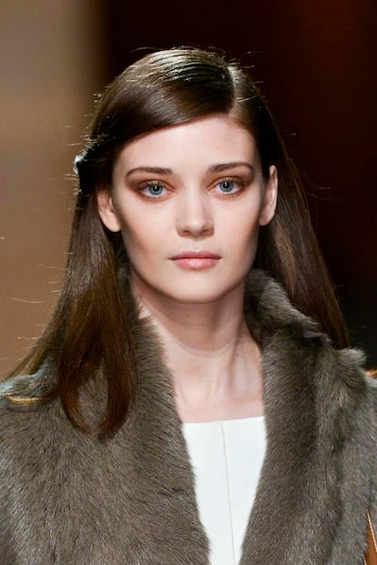Algo tan simple como enrollar un mechón puede transformar el pelo suelto en un peinado más especial. En la imagen, la propuesta de Hermès.