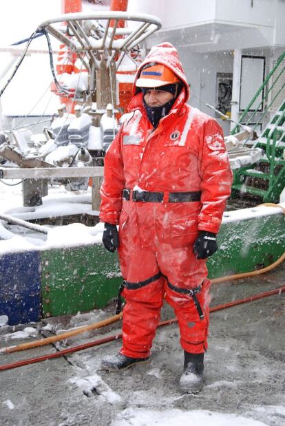 Els cientfics han de treballar durant hores a la coberta del vaixell per seleccionar i recollir mostres en temperatures que difcilment arriben als zero graus a lestiu austral. La indumentria de treball no deixen gaireb cap part del cos dels investigadors a la intemprie.