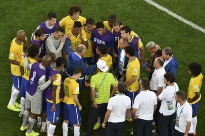 Scolari y sus jugadores, tras el partido.