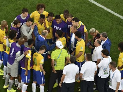 Scolari y sus jugadores, tras el partido.