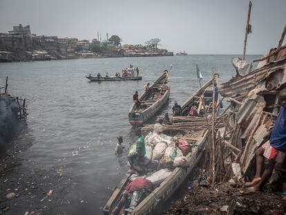 Imagen del barrio marginal de Susan's Bay en Freetown, Sierra Leona, tras el incendio que el pasado marzo dejó hasta 5.000 personas sin hogar.