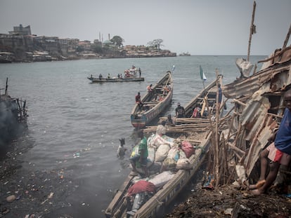 Imagen del barrio marginal de Susan's Bay en Freetown, Sierra Leona, tras el incendio que el pasado marzo dejó hasta 5.000 personas sin hogar.