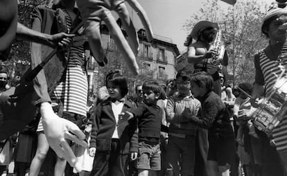 Niños, músicos y gigantes en el pasacalles en las fiestas del Dos de Mayo, en Malasaña, en 1982.