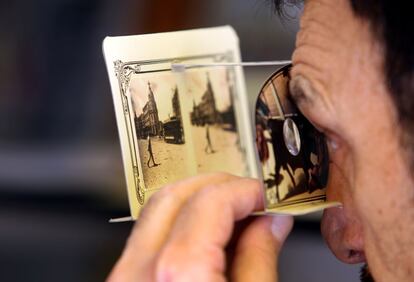 Un hombre mira una fotografía estereoscópica en el puesto de Libros de Madrid, una de las curiosidades de esta edición de la feria.