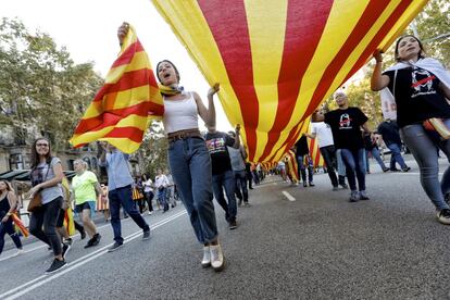 Estudiantes sostienen una bandera independentista durante la manifestación en Barcelona.