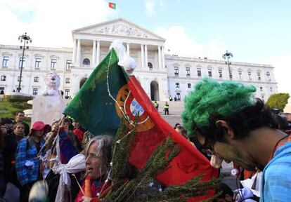 Un grupo de manifestantes frente a la sede del Parlamento portugu&eacute;s en Lisboa.