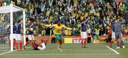 El sudafricano Bongani Khumalo celebra el gol frente a la selección francesa.