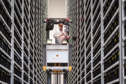 Almacén de materiales para la fabricación de productos electrónicos en la planta de Continental en Baviera (Alemania).