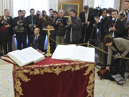 Un crucifijo y una Biblia son los símbolos religiosos que presiden la toma de posesión de los ministros en la Zarzuela. Aunque todos prometan su cargo y ninguno lo jure.