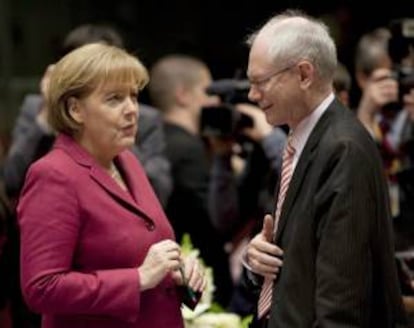 La canciller alemana, Angela Merkel (izq), conversa con el presidente del Consejo Europeo, el belga Herman Van Rompuy (dcha), antes del comienzo de una cumbre de líderes de la Unión Europea en Bruselas (Bélgica). EFE/Archivo