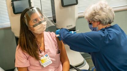 Daisy Solares recebe a vacina na segunda-feira no Centro Médico da Universidade de Maryland, em Baltimore, em uma imagem cedida pelo hospital.