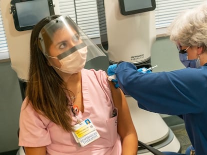 Daisy Solares recebe a vacina na segunda-feira no Centro Médico da Universidade de Maryland, em Baltimore, em uma imagem cedida pelo hospital.