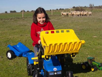 Ni&ntilde;os de la familia G&oacute;mez, due&ntilde;os de RuralToys, jugando con los productos que distribuyen.