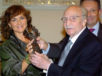 Francisco Ayala recibe el premio de manos de Carmen Calvo y Emiliano Martínez.
