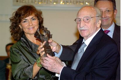 Francisco Ayala recibe el premio de manos de Carmen Calvo y Emiliano Martínez.