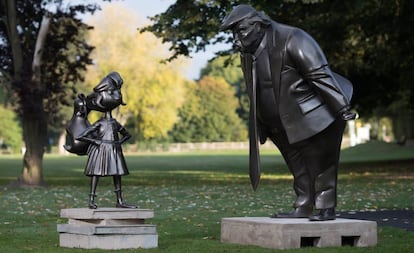 Estatua de Matilda frente a la de Donald Trump.