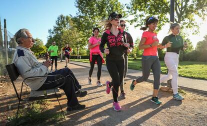 Un grupo de mujeres corre en el parque Tico Medina de Granada, el viernes.