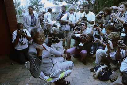 Nelson Mandela recibe a los medios de comunicación tras su liberación en 1990 tras pasar 27 años y medio en la cárcel.