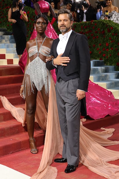 La modelo Jodie Turner-Smith y Joshua Jackson confiaron en Gucci. El actor aseguró sentirse el "hombre más afortunado del planeta" por poder acompañar a su esposa a su primera Gala MET.
