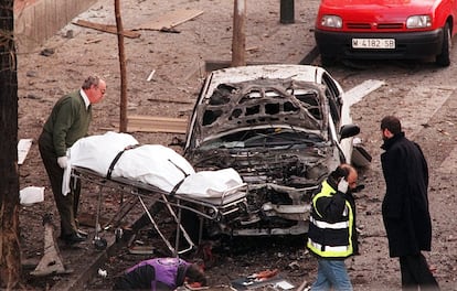 Un operario retira el cadáver del teniente coronel Pedro Antonio Blanco, asesinado por ETA en Madrid el 21 de enero de 2000. Al sumario en el que se investigó se han incorporado las declaraciones de los dos etarras arrepentidos.