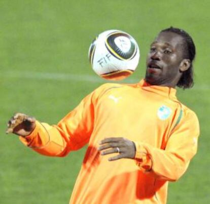 Drogba controla el balón durante un entrenamiento con Costa de Marfil